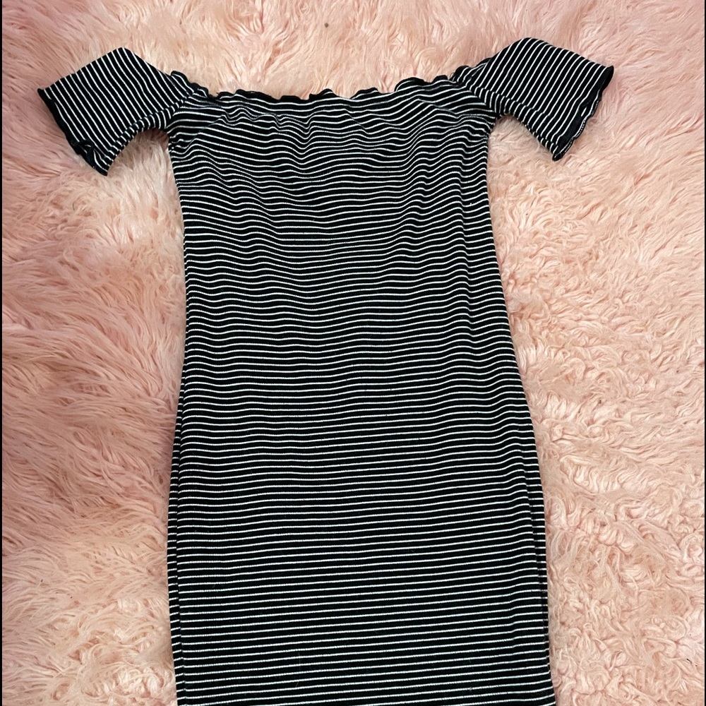 im selling these clothes, some are medium and small - Picture 4 of 9